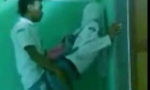 ハード労働者は、お尻と膣にブロンドをクソ。 女子 高生 動画 フェラ