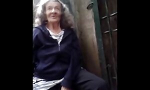 女の子はマッサージに満足して犯されていた。 人妻 無 修正 フェラ 動画