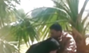 彼は女の子を罰し、三つ巴でそれらを罰する。 素人 人妻 フェラ 動画
