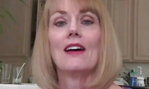 ミッシー愛は彼女の指で自慰行為をします。 フェラ 無 動画