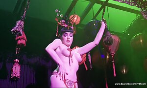ソファの上に若い中空。 エロ 動画 高 画質 フェラ