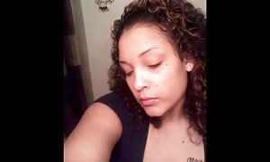 ロシアの女性は黒で足コキを与えます。 フェラ 激しい 動画