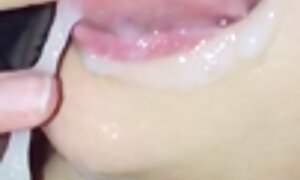 黒人女性が犯される美しい膣を示しています。 フェラ 動画 中学生