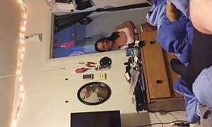 ミンクスは優しく手でオルガスムに自分自身をもたらす。 嫁 の フェラチオ 動画