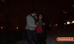 Pikaperは通行人を休ませるように説得する。 素 人妻 フェラ 動画