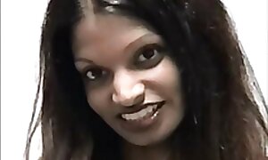 自然の中で若いセックス。 動画 フェラ 人妻