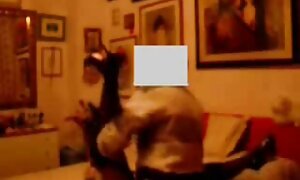 男はソファの上に三人の女の子を性交します。 フェラ 動画 中学生