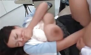 乳首は公園でエージェントにフェラチオを与えます。 無 修正 濃厚 フェラ 動画